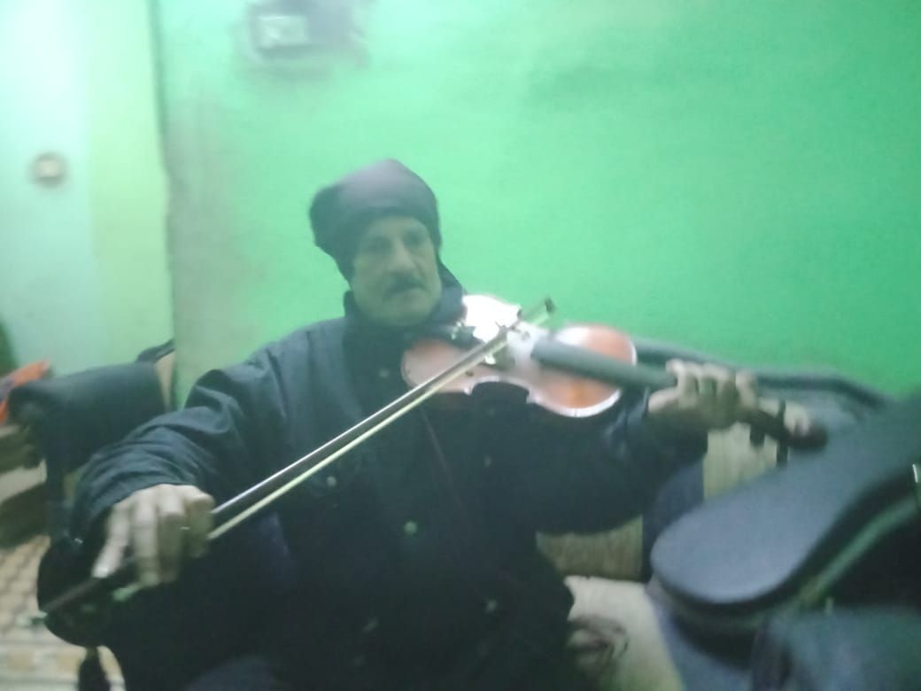 عم حسن بيعزف على كمانجا عمرها يزيد عن 200 سنة (6)