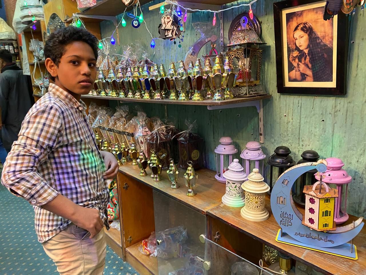 احد الاطفال خلال شراء فانوس رمضان