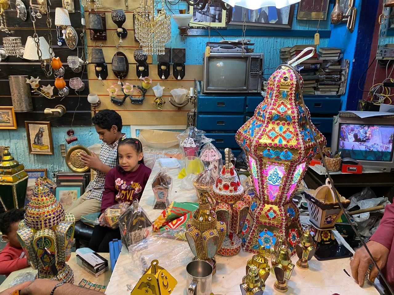 الاطفال يستمتعون بشراء فوانيس رمضان