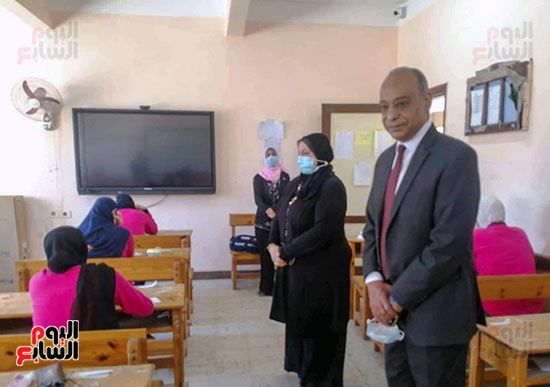 وكيل-وزارة-التربية-والتعليم-ببورسعيد-في-المدرسة