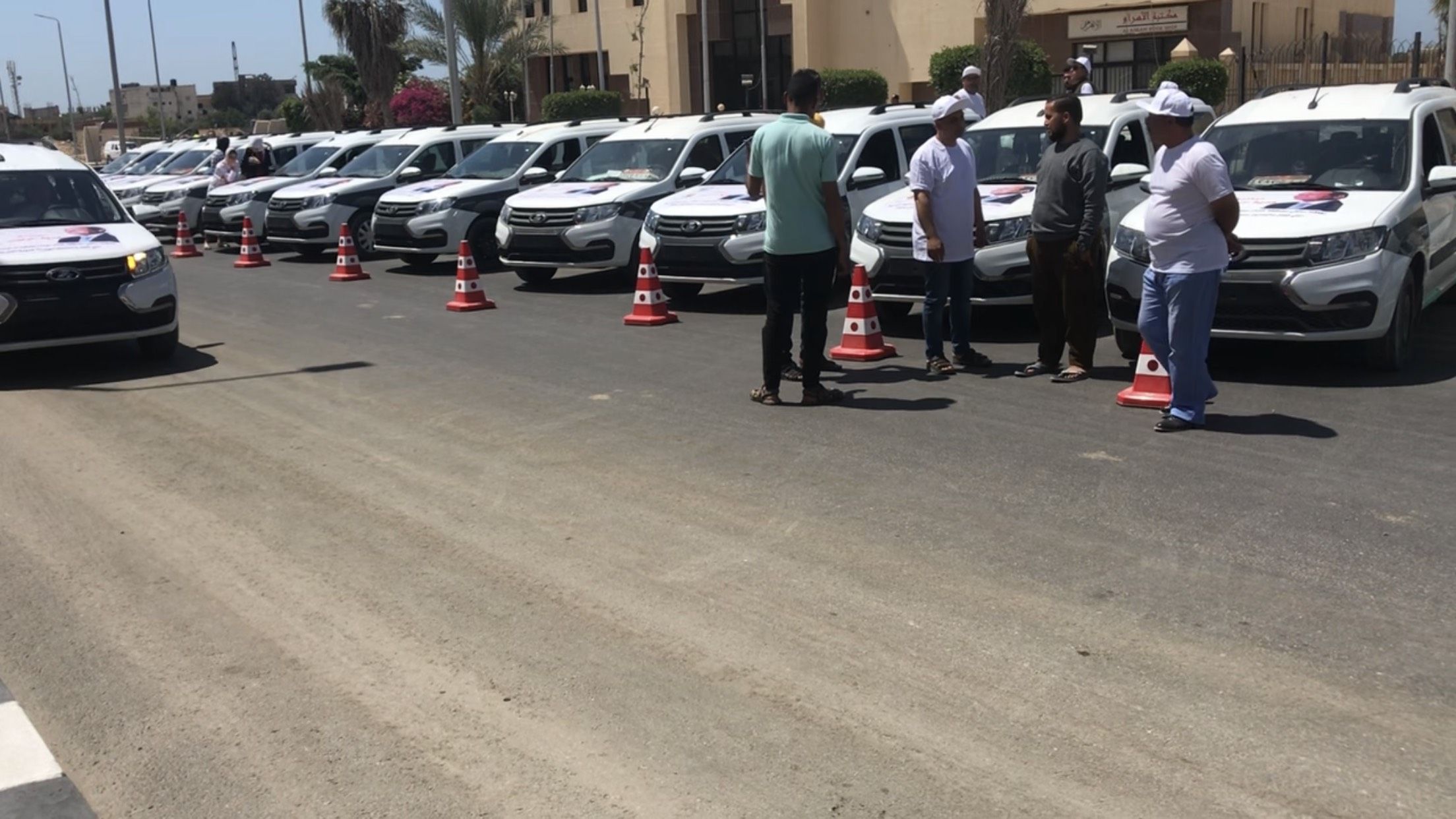 50 سيارة أجرة هدية الرئيس تعيد البهجة لشوارع العريش (1)