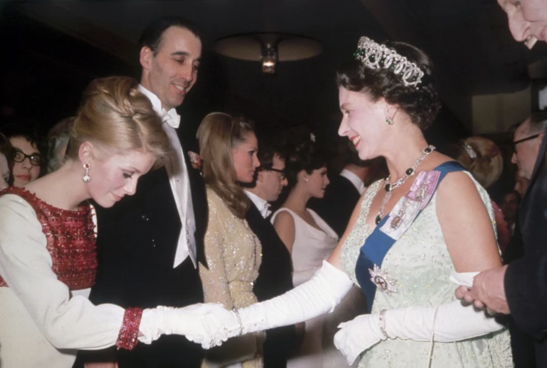 كاترين دينوف مع الملكة إليزابيث 1966