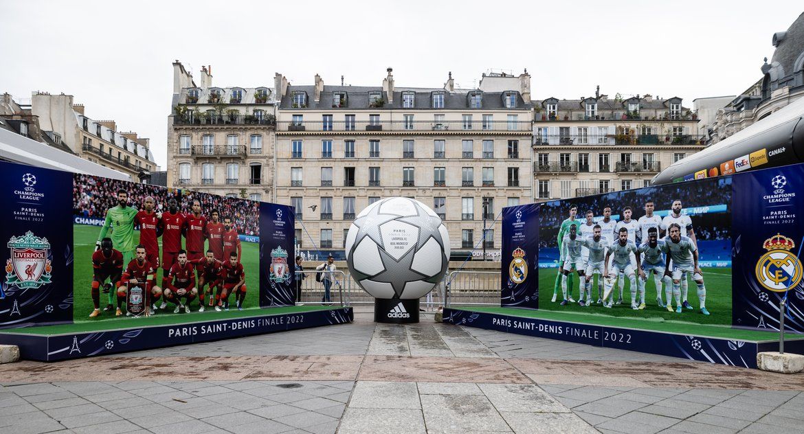 صور نجوم فريقي المباراة النهائية تزين الميادين فى باريس
