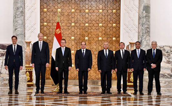 الرئيس السيسي يشهد مراسم توقيع إنشاء منظومة متكاملة للقطار الكهربائى السريع فى مصر (4) الرئيس السيسي يشهد مراسم توقيع إنشاء منظومة متكاملة للقطار الكهربائى السريع فى مصر (4)