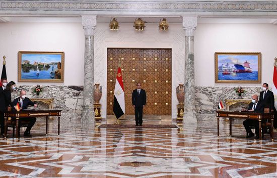 الرئيس السيسي يشهد مراسم توقيع إنشاء منظومة متكاملة للقطار الكهربائى السريع فى مصر (2)