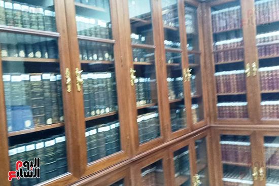 مكتبة تضم وثائق وقوانين قديمة مكتوبة باللغه الفرنسية والإنجليزية مكتبة تضم وثائق وقوانين قديمة مكتوبة باللغه الفرنسية والإنجليزية