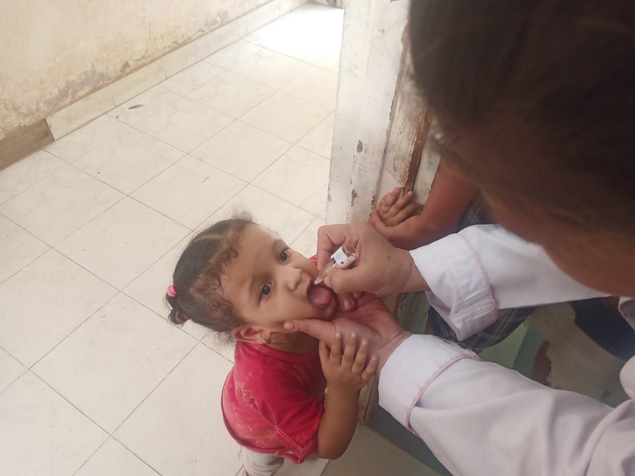 طفلة خلال التطعيم بالحملة
