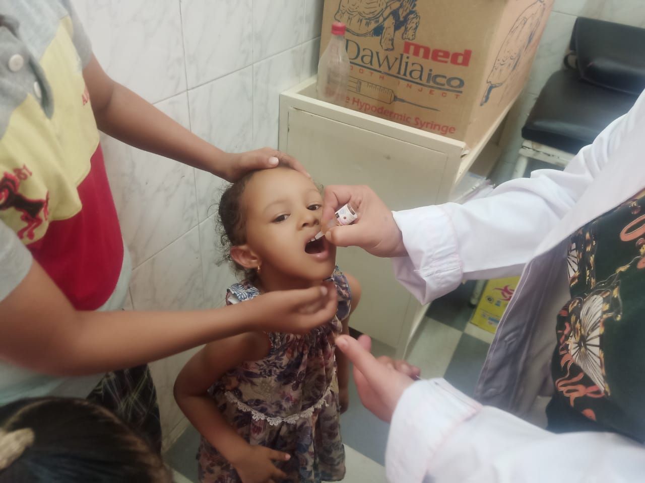 جانب من تطعيم طفلة بالحملة