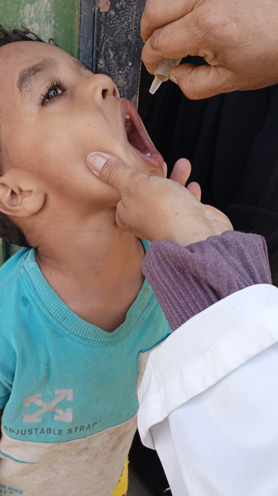 تطعيم طفل فى الحملة