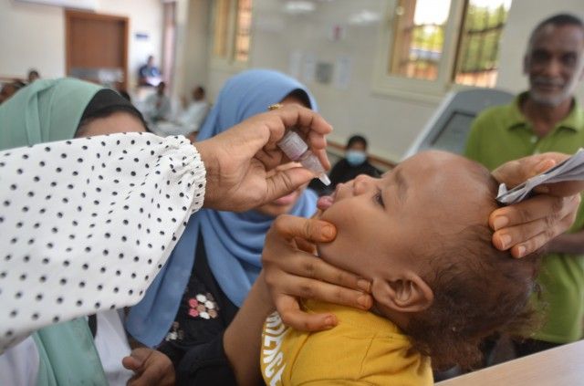 تطعيم أحد الأطفال خلال الحملة