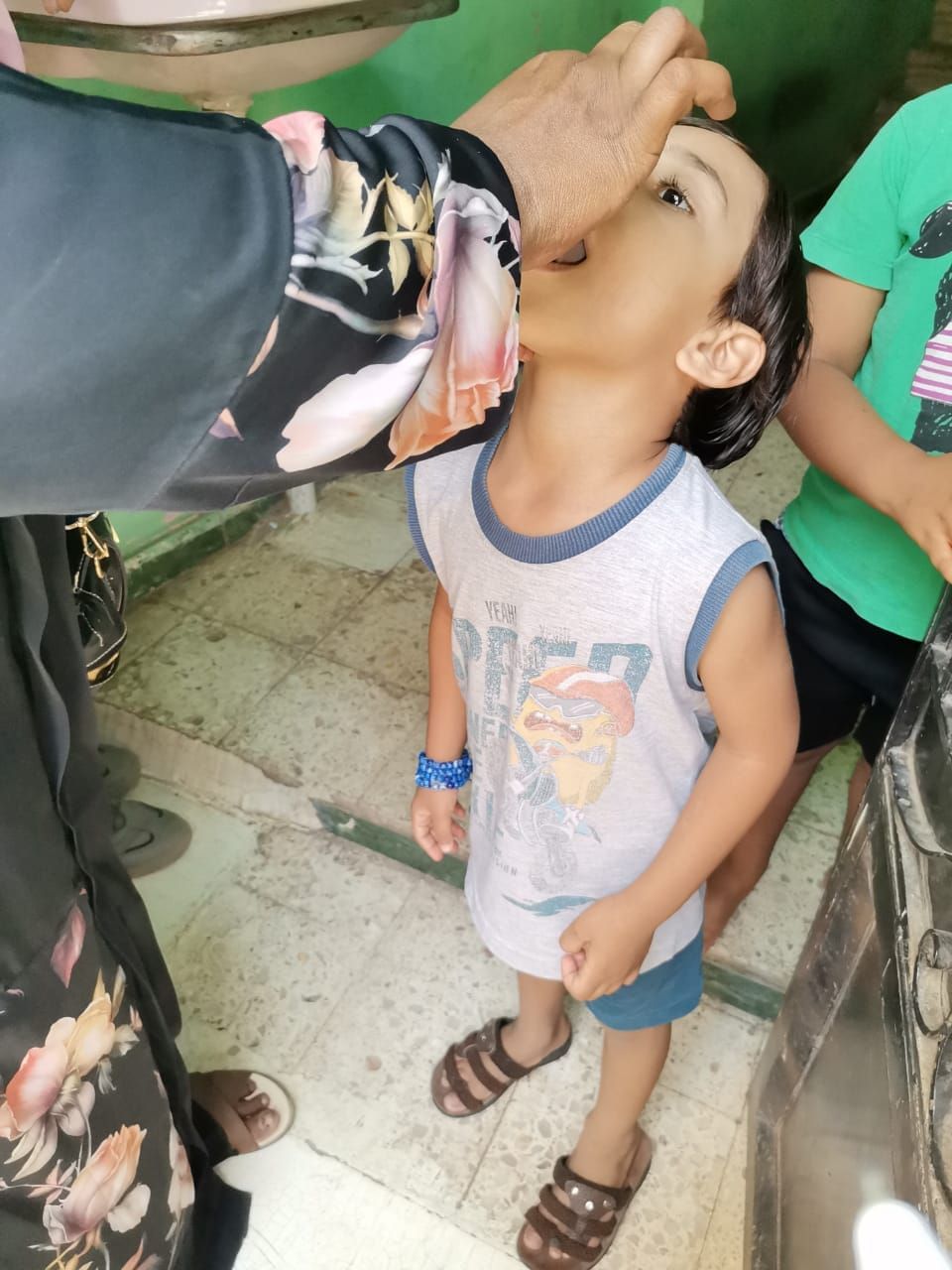 طفل يتلقى التطعيم خلال الحملة