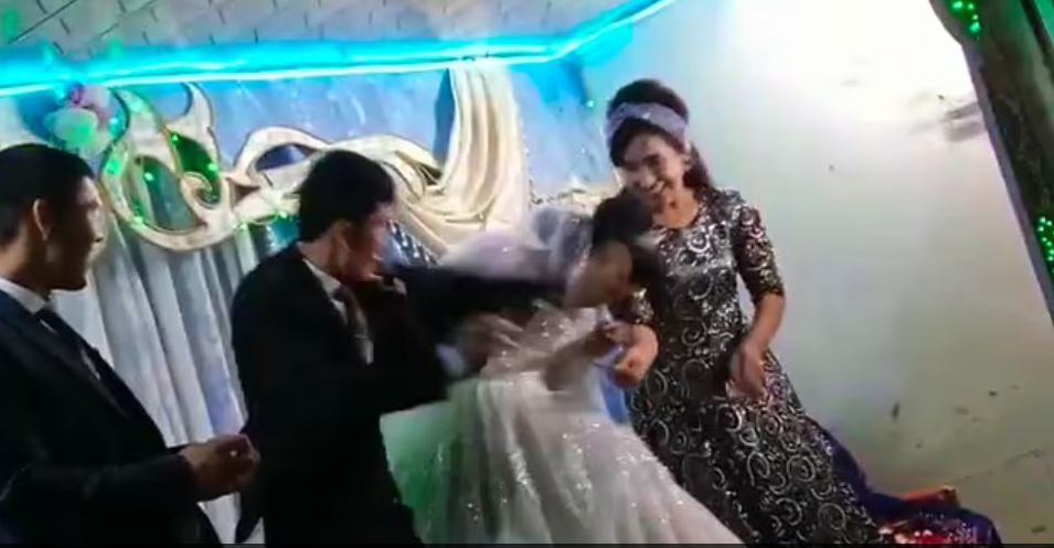 العريس يضرب زوجته