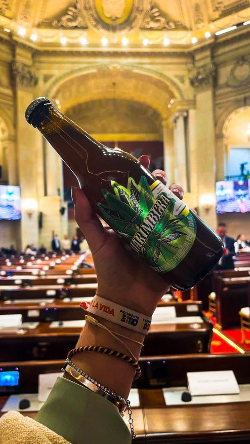 بيرة وماريجوانا داخل البرلمان الكولومبي