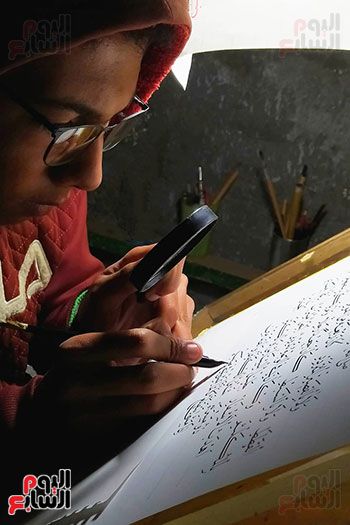 الطالب-أثناء-الكتابة الطالب-أثناء-الكتابة