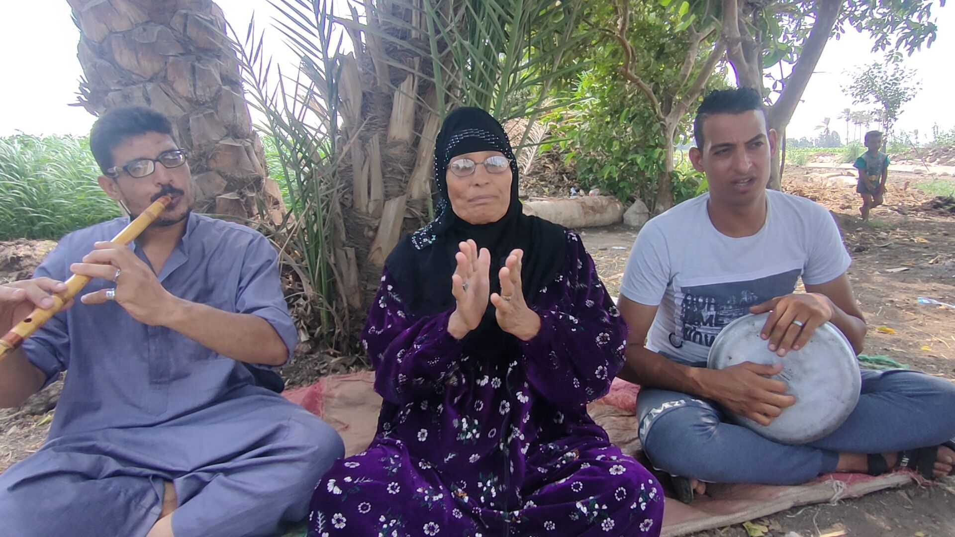الحاجة نبيلة عبد الغنى مطربة شعبية مع أولادها الحاجة نبيلة عبد الغنى مطربة شعبية مع أولادها