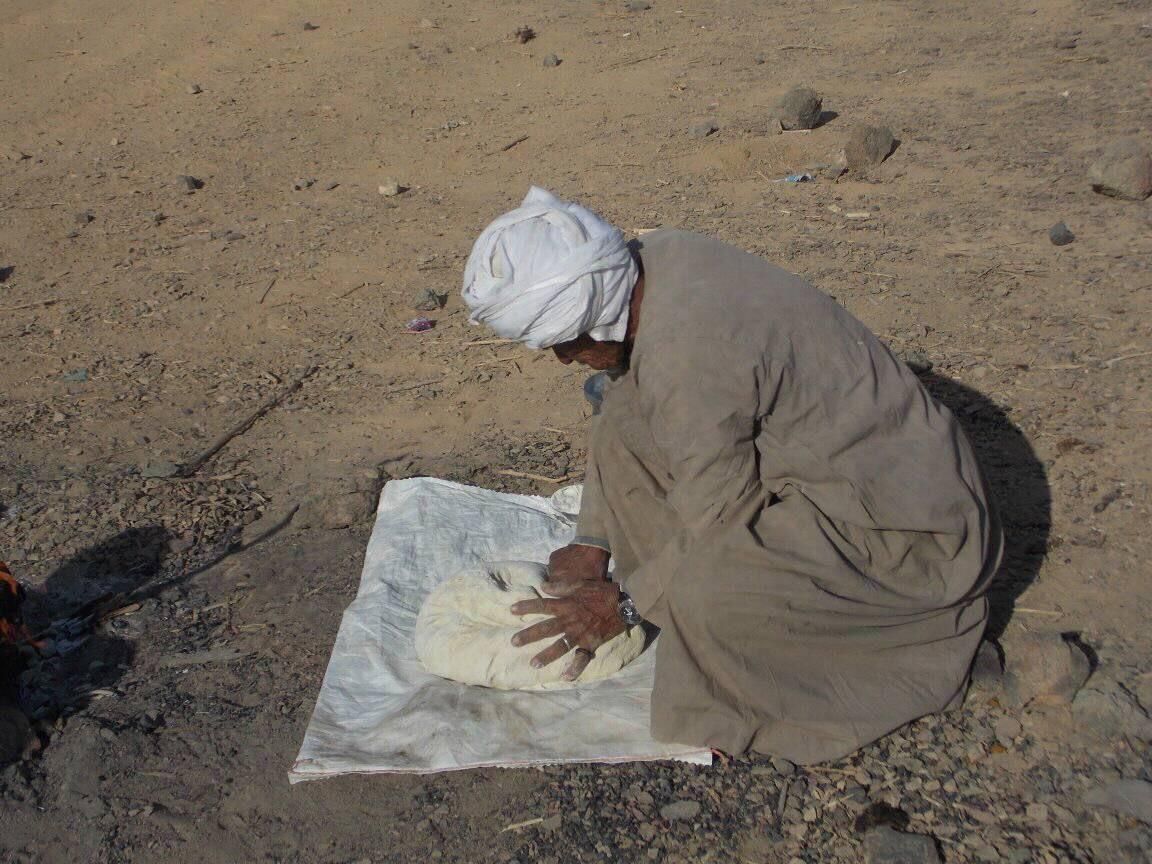 التجهيز لخبز الجابورى فى الصحراء