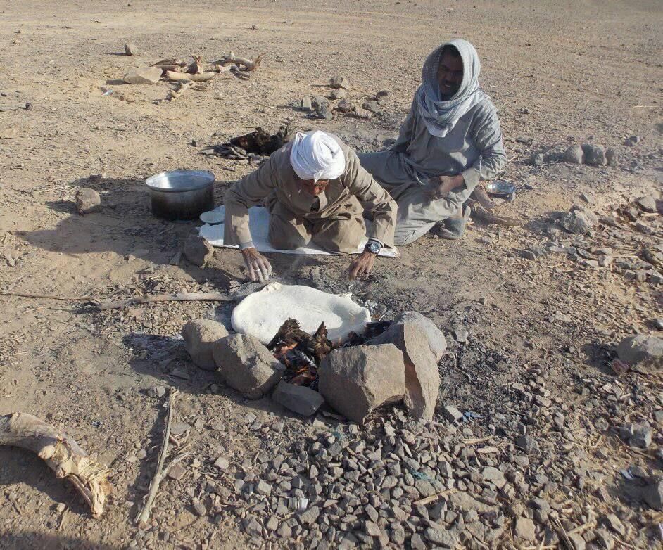وضع العجين على النار لتجهيز خبز الجابورى وضع العجين على النار لتجهيز خبز الجابورى