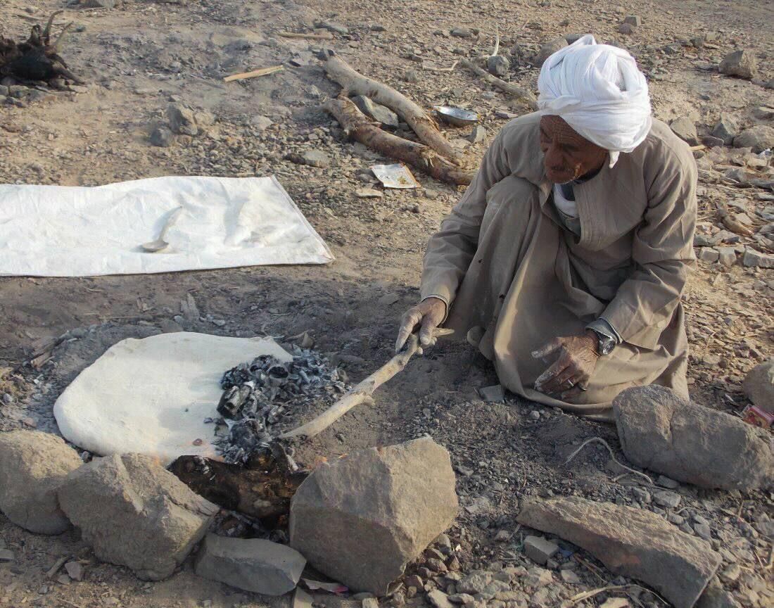 وضع النار على العجين لتجهيز الخبز وضع النار على العجين لتجهيز الخبز