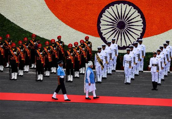 رئيس الوزراء الهندي ناريندرا مودي يتفقد حرس الشرف