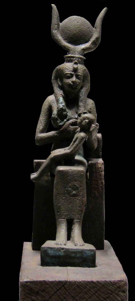 تمثال لايزيس وهي ترضع ولدها حورس من البرونز