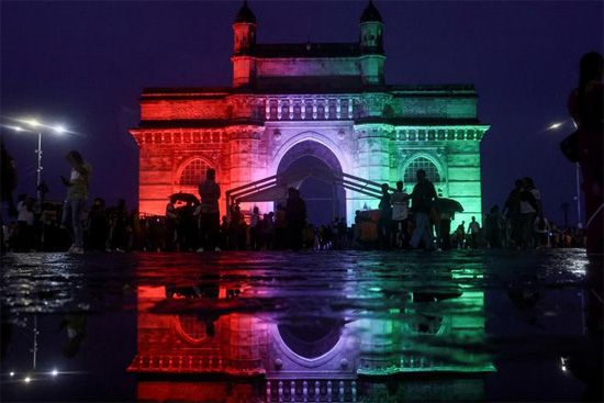 بوابة الهند مضاءة بألوان العلم الوطني الهندي