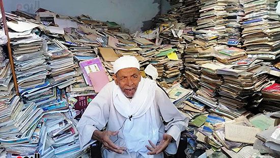 مدرس-أزهري-بالمعاش-يحتفظ-بآلاف-الكتب-والمجالات-داخل-منزلة----(1)