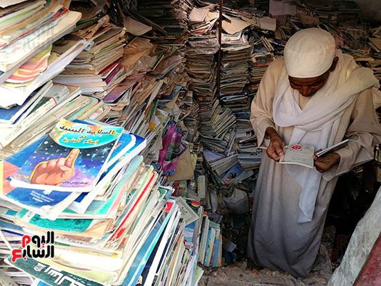 مدرس-أزهري-بالمعاش-يحتفظ-بآلاف-الكتب-والمجالات--(3)
