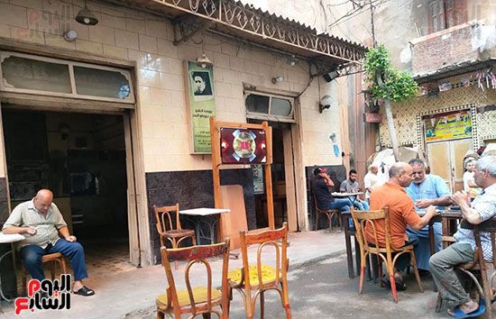 177659-صورة-سيد-درويش-علي-مدخل-مقهي 177659-صورة-سيد-درويش-علي-مدخل-مقهي
