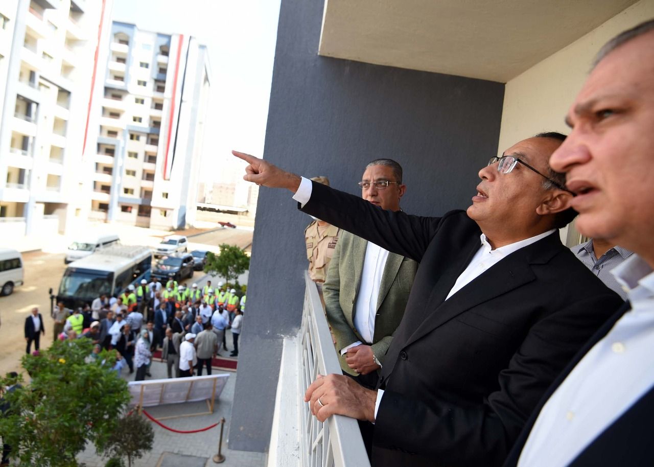 رئيس الوزراء يتفقد مشروع سكن لكل المصريين فى الفيوم (1)