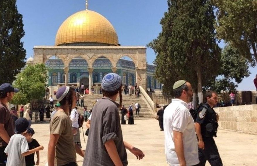 يهود يدنسون المسجد الأقصى