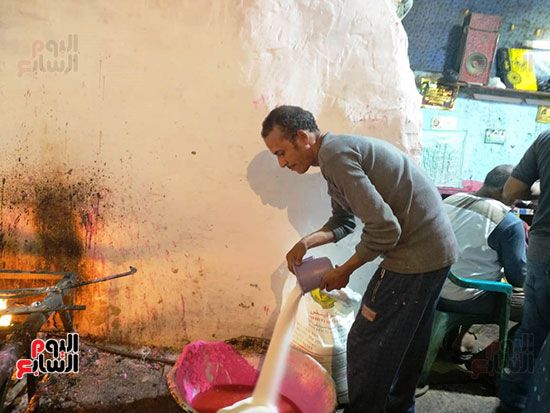 خطوات-تجهيز-مادة-صنع-حلوى-المولد-بالورشة