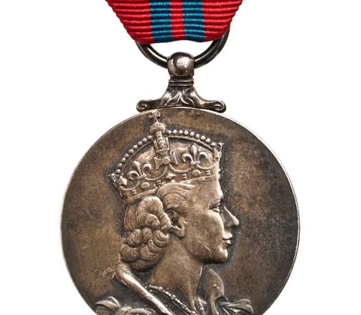 ميدالية تتويج الملكة الراحلة اليزابيث