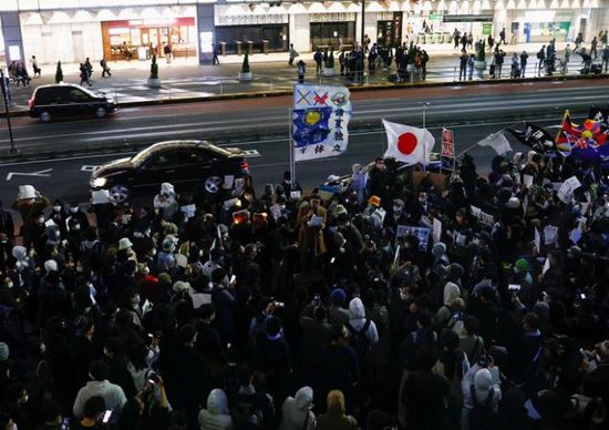 سكان صينيون يعيشون في اليابان يشاركون في احتجاج تضامني في طوكيو