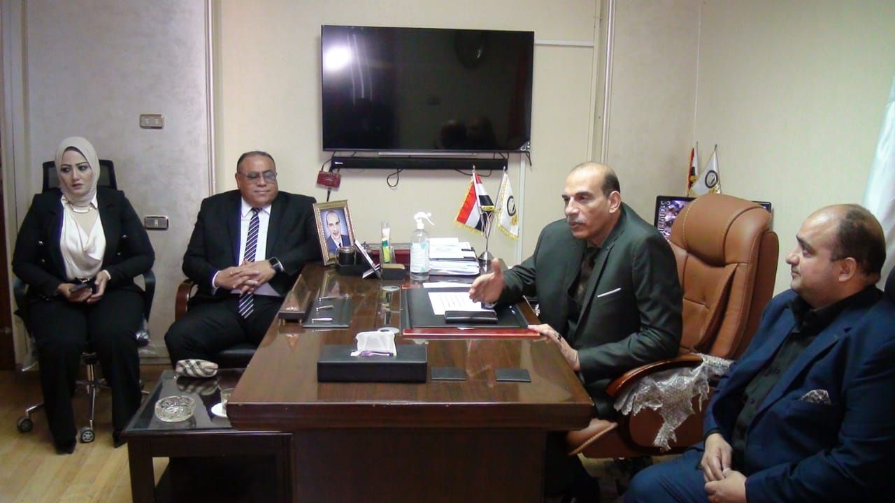حاتم عبدالغفار يؤكد تالحرص على توفير السلع باسعار مخفضة