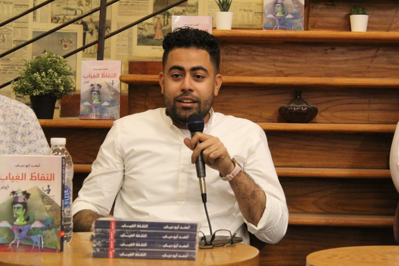 أحمد كاتب صعيدي حاصل على جائزة الشارقة