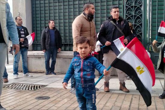 طفل-يحمل-علم-مصر طفل-يحمل-علم-مصر