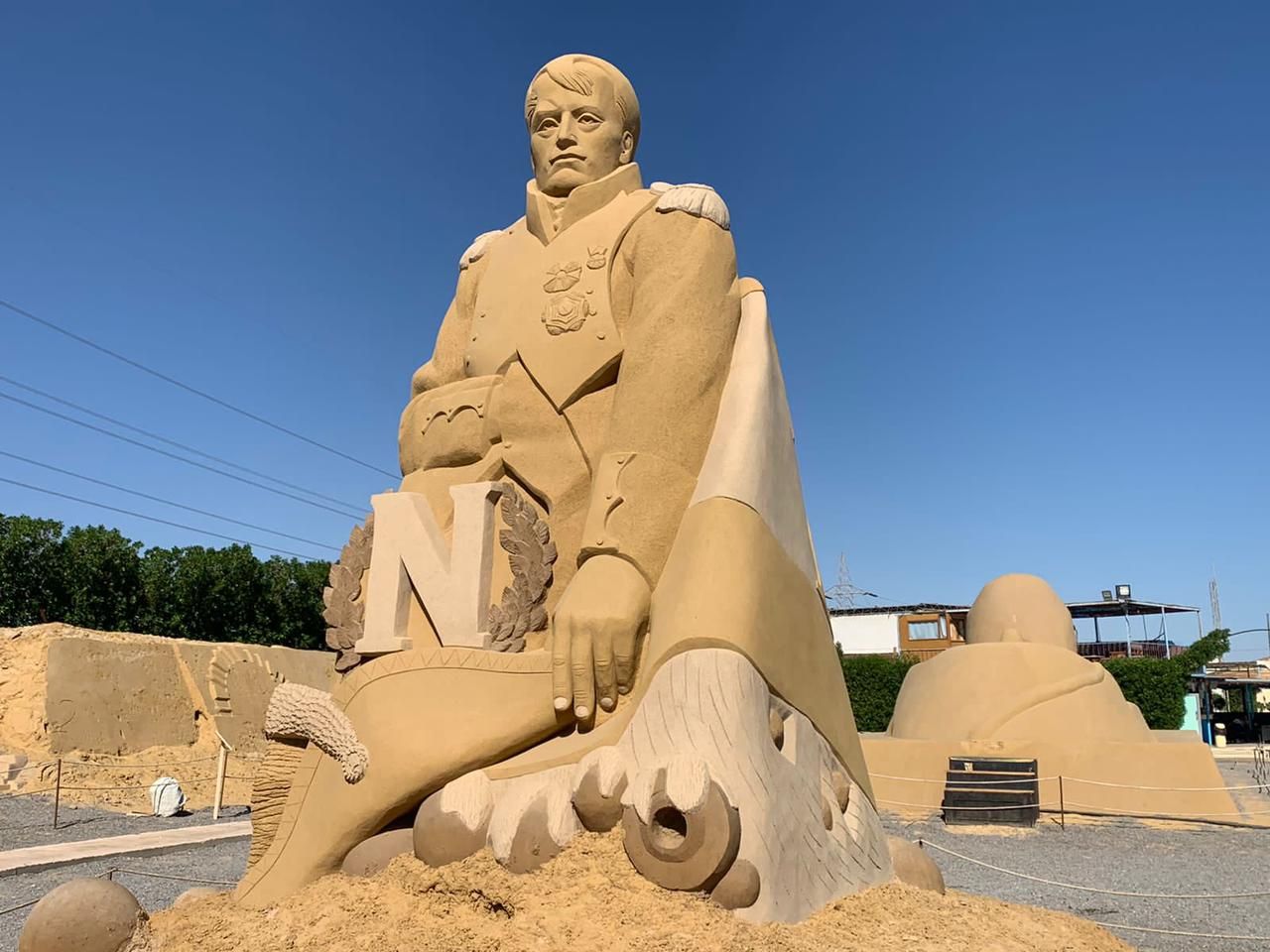 تمثال هتلر من الرمال بمتخف الغردقة