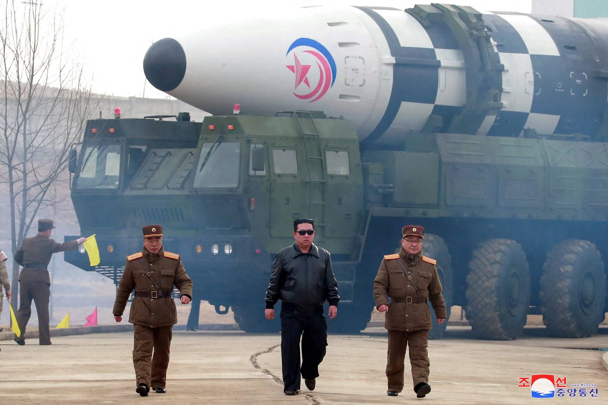 الرئيس الكورى الشمالى كيم جونج اون يتفقد موقع لاختبار الصواريخ
