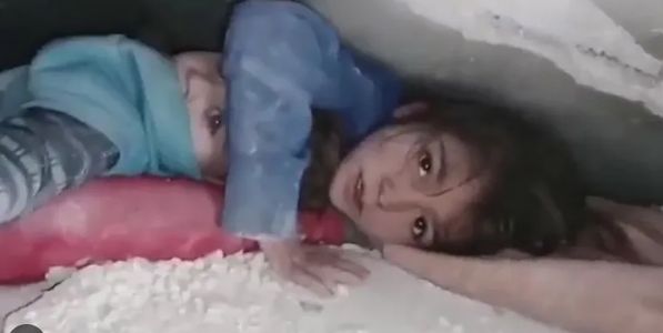 طفلة سورية وشقيقها