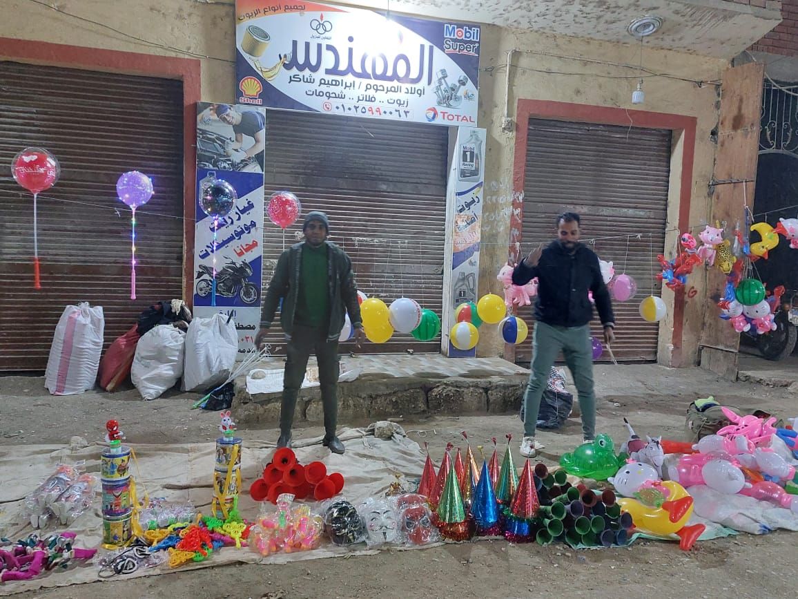 بيع الألعاب والهدايا للأطفال فى مولد قرية الدير