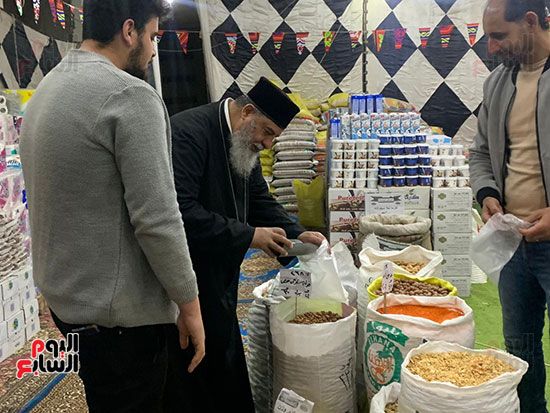 القمص-يؤنس-أديب-يقوم-بشراء-مستلزمات-رمضان-لتوزيعها
