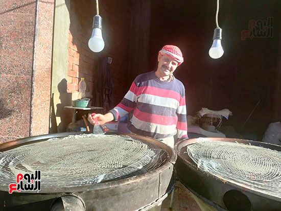 عم-مصطفى--سعيد-بعمله-فى-صناعة-الكنافة-البلدي