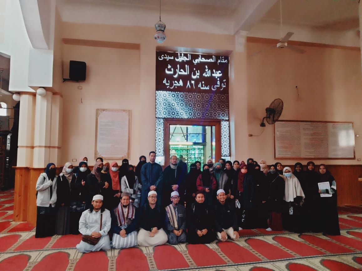 طلاب وافدين فى زيارة لضريح سيدي عبد الله بن الحارث طلاب وافدين فى زيارة لضريح سيدي عبد الله بن الحارث