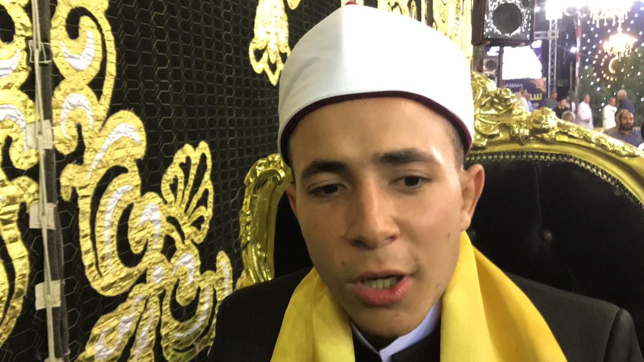 الشاب يتلو القرآن الكريم الشاب يتلو القرآن الكريم