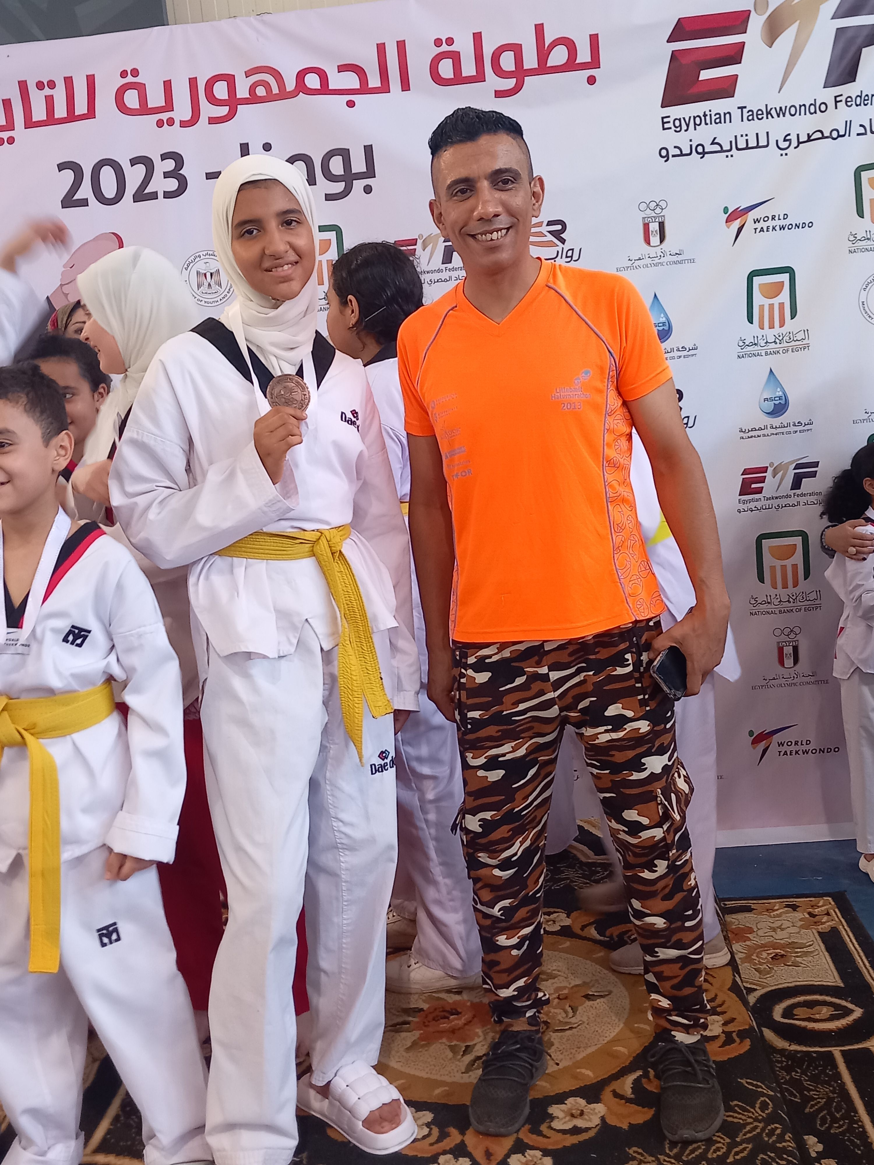 فرحة بالحصول على الميدالية الذهبية فرحة بالحصول على الميدالية الذهبية