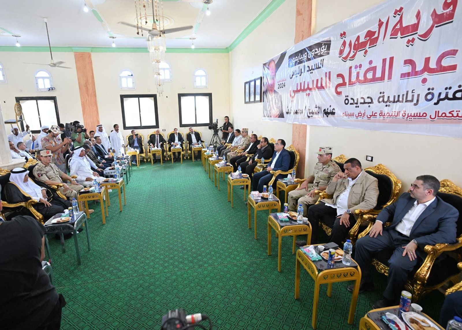 رئيس الوزراء يلتقي شيوخ وأهالي قرية الجورة (2) رئيس الوزراء يلتقي شيوخ وأهالي قرية الجورة (2)