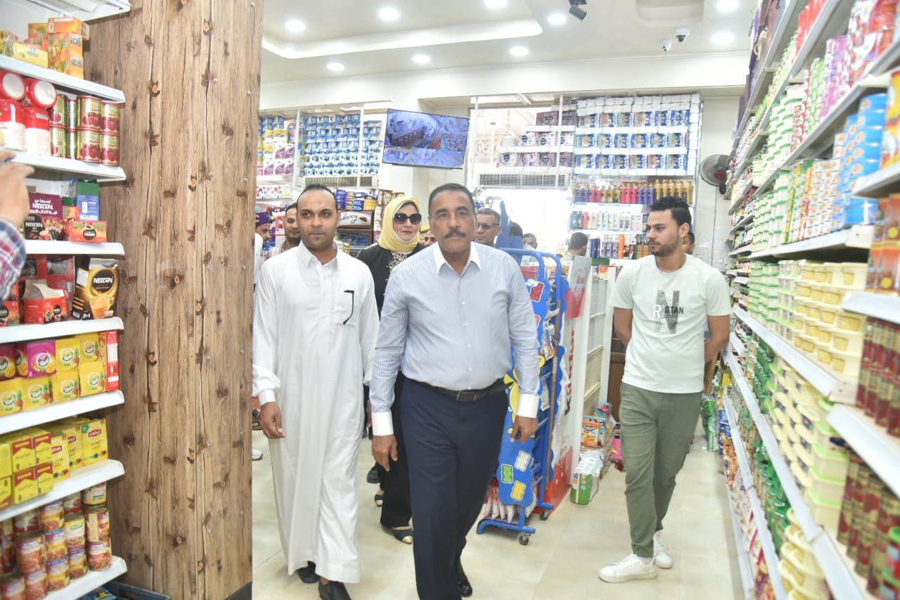 احدى جولات محافظ مطروح الدورية على المحال احدى جولات محافظ مطروح الدورية على المحال