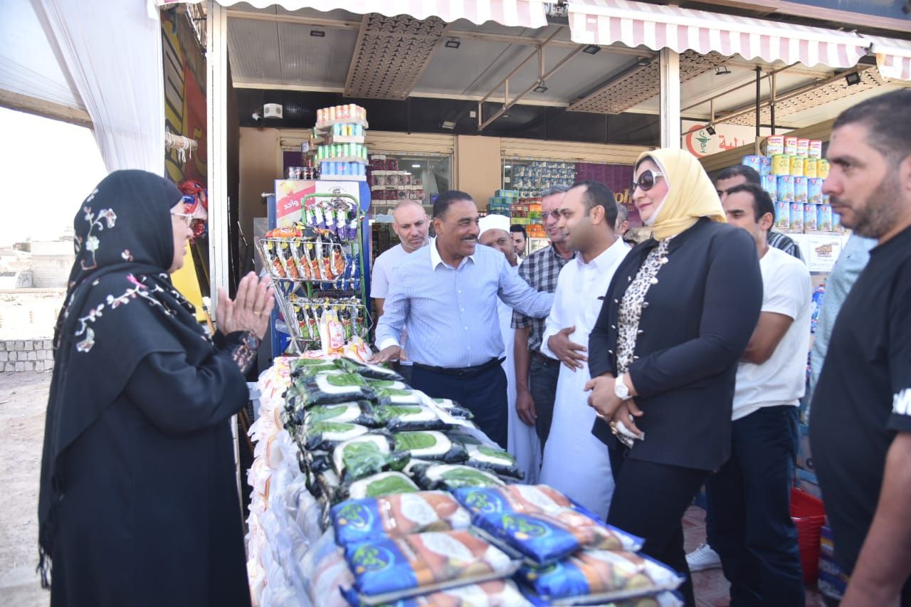 استماع محافظ مطروح لاراء المواطنين حول مبادرة خفض الاسعار استماع محافظ مطروح لاراء المواطنين حول مبادرة خفض الاسعار