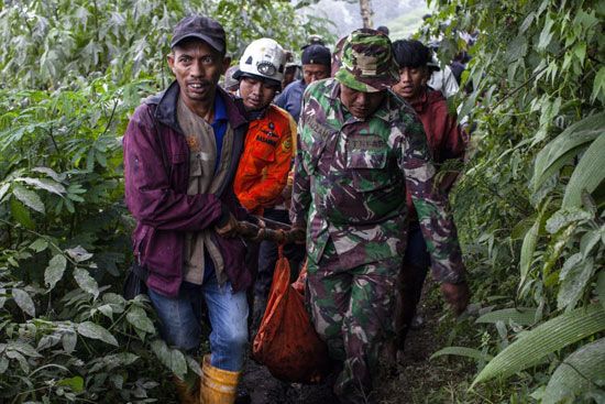 رجال الجيش والدفاع المدنى  يحملون حثث  الضحايا