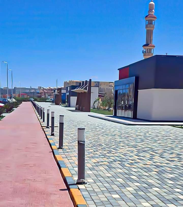 يقع فى المقابل للفنادق والمساكن يقع فى المقابل للفنادق والمساكن